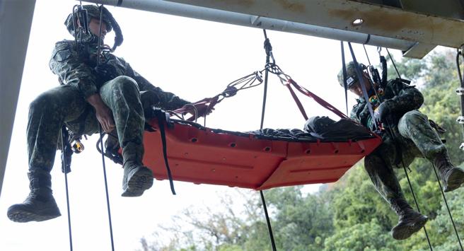 在「低岩角进出」操作时，学员要在悬空状态下，使担架可以平稳地在高空中移动。
（记者尤韵婷摄）