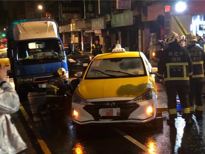 新北市中和員山路凌晨發生老翁被3輛車輾過的死亡車禍。（警方提供）