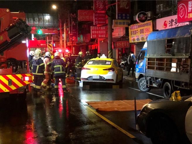 新北市中和員山路凌晨發生老翁被3輛車輾過的死亡車禍。（警方提供）