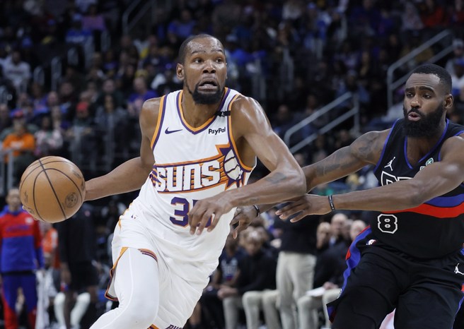 杜蘭特持球強行切入，哈達威追趕不及。(美聯社)