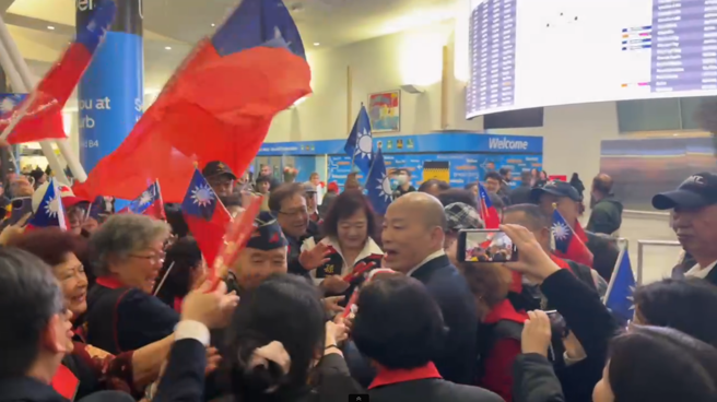 立法院长韩国瑜18日率跨党派立委出席美国总统川普就职典礼，该访团于19日晚间7时抵达纽约，现场有许多侨胞暴动，直呼「韩院长加油！」（取自中天新闻）