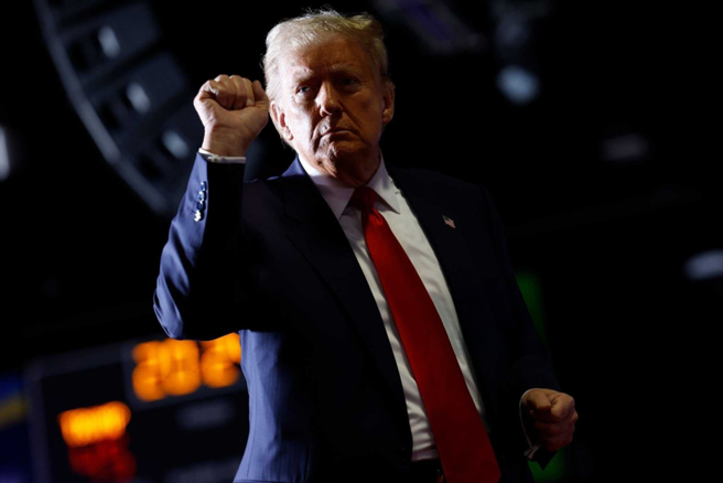 川普关税2.0来袭，可能导致通膨升温，股市仍具有一定压力。（示意图/达志影像/shutterstock）