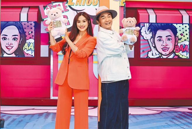 吴宗宪（右）与女儿Sandy主持《小明星大跟班》，默契十足。（中天提供）