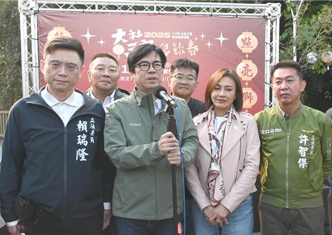 高雄市长陈其迈（左二）19日到大社区参加三宝推广活动，他在接受联访时吁请大家出入公共场所要戴上口罩，预防麻疹传染，民进党立委赖瑞隆（左）、许智杰（右起）、邱议莹陪同。（林瑞益摄）