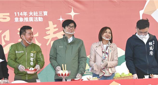 高雄市长陈其迈（左二）19日到大社区参加三宝推广活动，他与立委们许智杰（左）、赖瑞隆（右起）、邱议莹做蜜枣牛奶冰。（林瑞益摄）