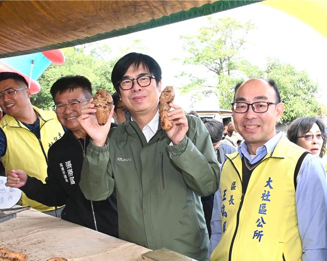 高雄市长陈其迈（右二）19日到大社区参加三宝推广活动，他在离去前买了排队美食蕃薯。（林瑞益摄）