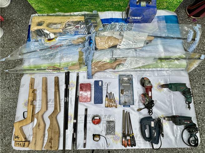 警方查扣张嫌改造及持有的枪枝与改造工具。（民眾提供／宝智华台南传真）