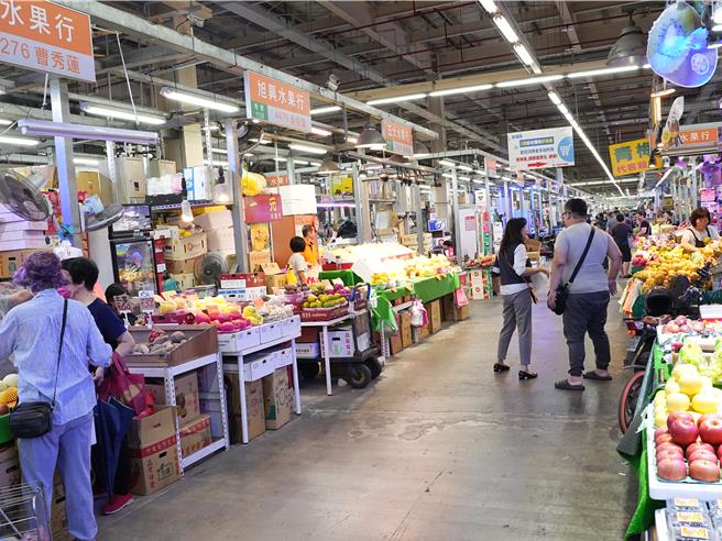 據農業部統計，與2024年同期（年前三周）相較，花卉上漲30.9％、蔬菜價格狂漲24％、水果漲幅達17.5％，毛豬價格漲幅也達10.9％，紅羽土雞漲幅也有8.5％。(資料照，黃敬文攝)