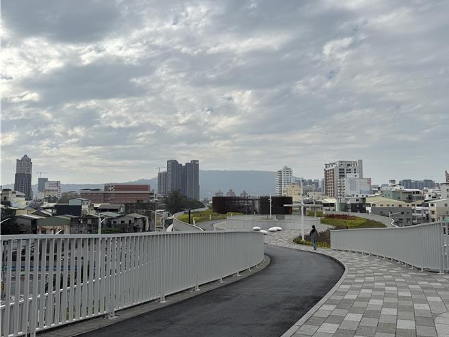 高雄车站天棚设置自行车道、人行道，供民眾休閒散步使用。（纪爰摄）