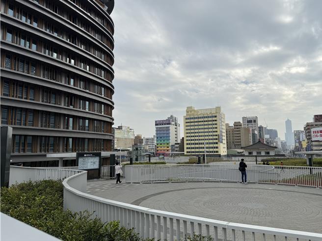 不论平日还是周末假期，都会有民眾前来天棚拍照打卡。（纪爰摄）