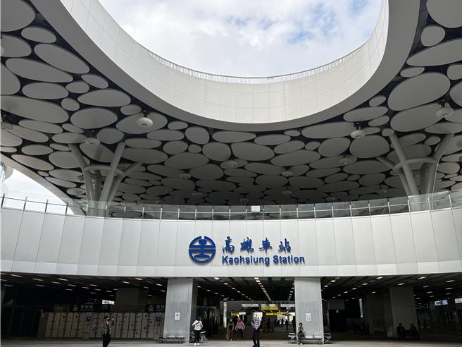 高雄火车站天棚圆顶「绿之丘」，覆盖于车站上方，民眾能透过3座电梯、2座旋转楼梯，以及自行车道前往。（纪爰摄）