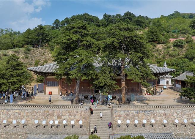 透過去年大陸國產遊戲《黑神話：悟空》讓山西許多被取景的古建築與佛寺爆紅，古建築保護也成了18日山西地方兩會的熱議話題。（中新社）