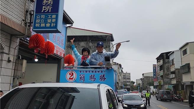 南投县草屯镇长补选国民党候选人简赐胜顺利当选，简赐胜19日也展开谢票行程。（民眾提供）