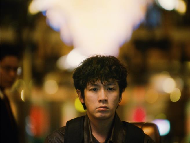 柯震東在新片《我未許願先吹蠟燭》變胖的造型曝光。（力揚電影提供）