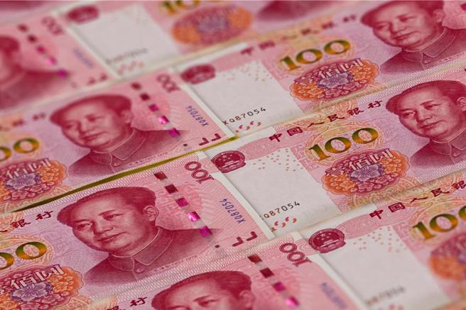 美国总统川普上任第一天的20日并未宣布对中加徵关税，境内外人民币隔夜双双大涨至逾一个月新高。（示意图／shutterstock达志）