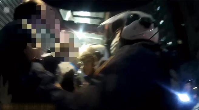 警方出動快打部隊到場壓制。（蘆洲警分局提供）