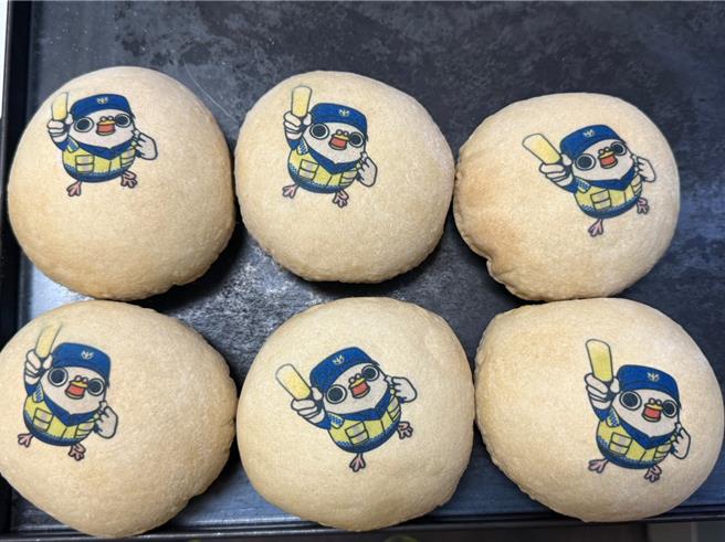 台南市警5分局在祀典兴济宫送春联活动中，提供旧来发饼舖的客制化椪饼。（读者提供／程炳璋台南传真）