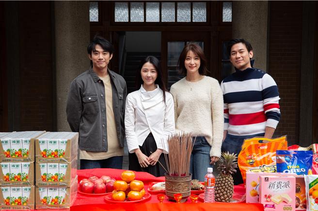 初孟轩（左起）、邵雨薇、赖雅妍、亮哲出席电影《啵me之我的青春住了鬼》开镜。（风暴国际股份有限公司提供）