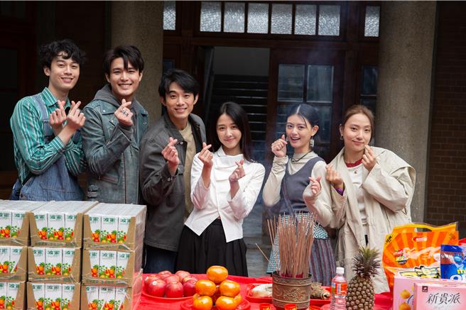 顏廷儒（左起）、安俊朋、初孟轩、邵雨薇、陈昱廷、李雪开镜同框。（风暴国际股份有限公司提供）