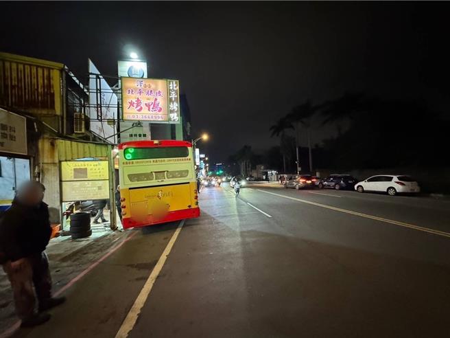 1名54岁李姓公车驾驶疑似因身体不适，车辆逆向衝撞路旁民宅。（八德警分局提供）