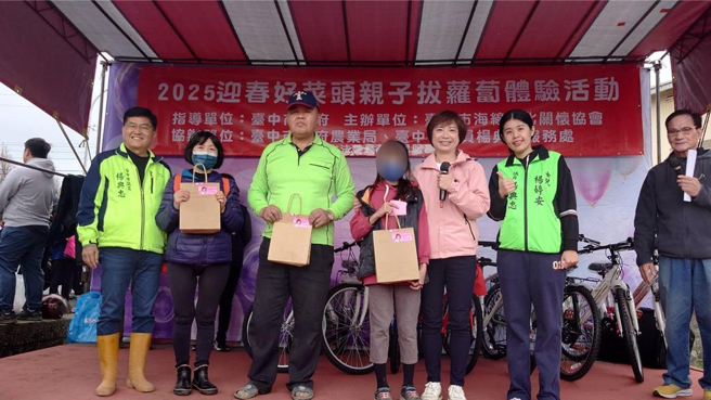 立委何欣純等人到場共襄盛舉。（楊典忠服務處提供／李京昇台中傳真）