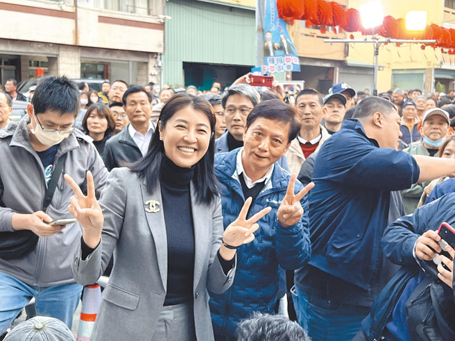 简赐胜（前排左二）赢得草屯镇长补选，南投县长许淑华（前排左一）认为，绿营把主轴拉高到大罢免是很失败的例子。（资料照／杨静茹摄）