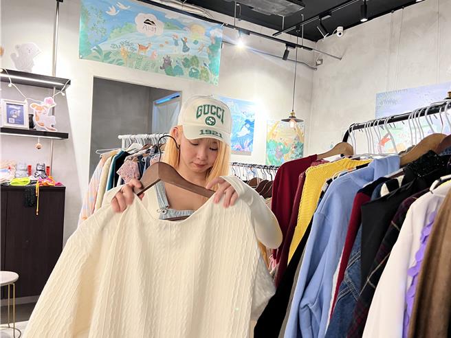 瑶瑶捐出衣服举办公益二手拍卖。（星星相艺提供）