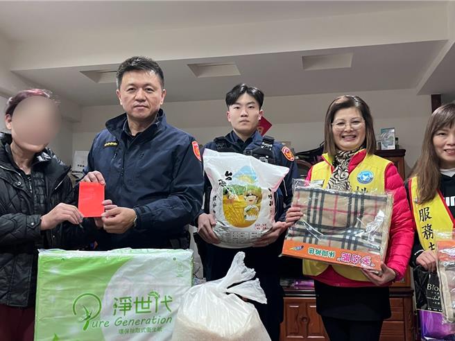 前大華警友站長陳溪石平日熱心公益，卻意外身亡，接棒的大華里長潘素秋(右二)延續愛心寒冬送暖。(蔡依珍攝)