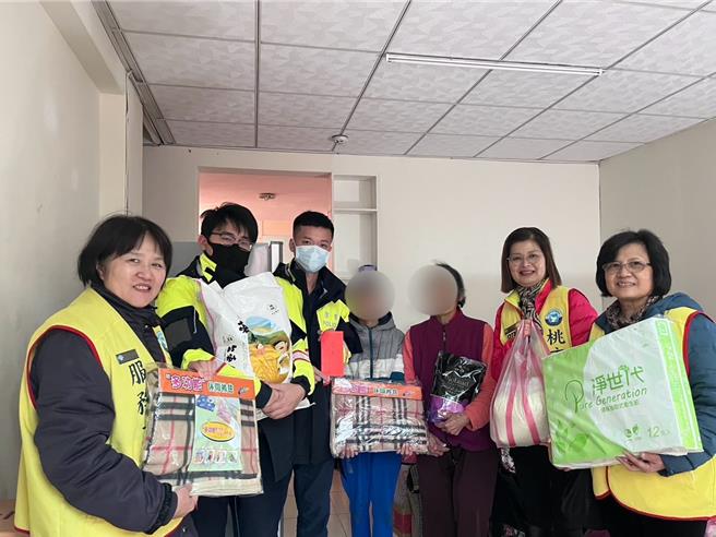 前大華警友站長陳溪石平日熱心公益，卻意外身亡，接棒的大華里長潘素秋(右二)延續愛心寒冬送暖。(蔡依珍攝)