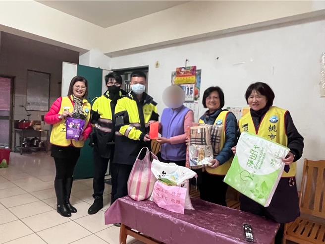 前大華警友站長陳溪石平日熱心公益，卻意外身亡，接棒的大華里長潘素秋(左一)延續愛心寒冬送暖。(蔡依珍攝)