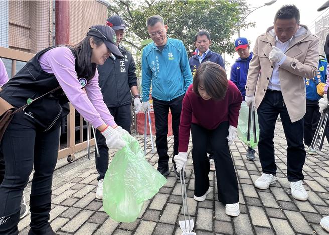 迎接农历春节将至、除旧布新，屏东县政府将21日至27日订为「屏东县清洁周」，县长周春米更抢先于19日带领800名志工上街大扫除。（谢佳潾摄）