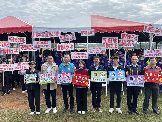 迎接农历春节将至、除旧布新，屏东县政府将21日至27日订为「屏东县清洁周」，县长周春米更抢先于19日带领800名志工上街大扫除。（谢佳潾摄）