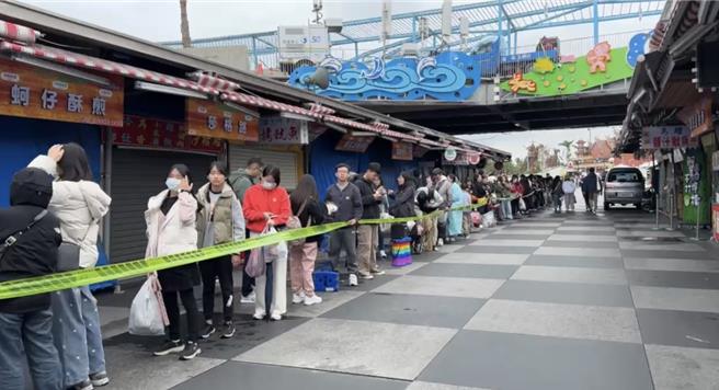 天团五月天今晚在花莲市东大门广场开唱，歌迷排队队伍延绵数百公尺。（歌迷罗小姐提供／王志伟花莲传真）