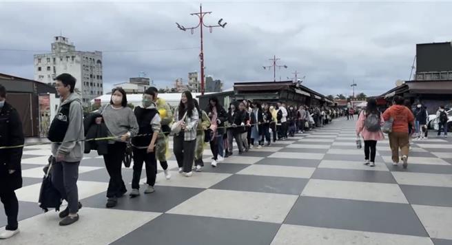 天团五月天今晚在花莲市东大门广场开唱，歌迷排队队伍延绵数百公尺。（歌迷罗小姐提供／王志伟花莲传真）