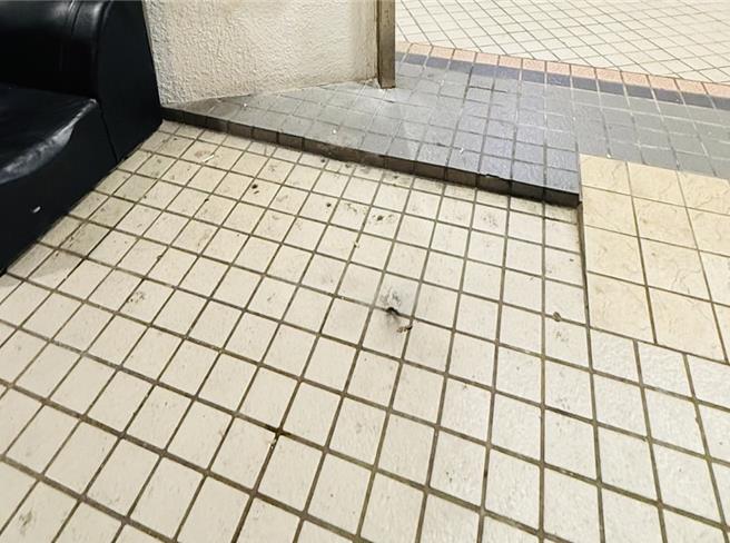 警方在骑楼发现环保鞭炮残骸。（警方提供）