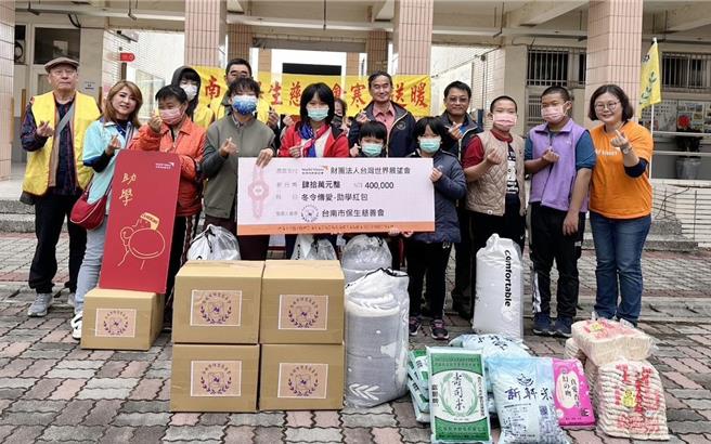 台南市保生慈善会为嘉义地区80户弱势家庭带来民生物资，也捐40万元响应助学红包。(世界展望会嘉义办公室提供／吕妍庭嘉义传真)