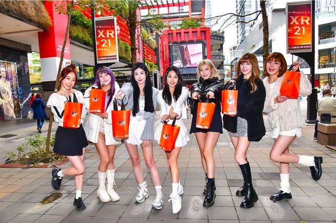 电豹女的成员们18日现身信义区跟粉丝们见面。（想想时间有限公司提供）