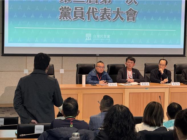 民眾党今（19）日改选中央委员、中评委，民眾党秘书长周榆修说明议程时，中央委员张凯钧提出异议，认为分区造册投票，恐违反不记名原则，完全违反党职人员选举办法。民眾党代理主席黄国昌听闻后盼稍后处理，张则认为权宜问题应事先处理，黄为此不满直呼「当我讲话不要任意插嘴」，现场气氛一度冻结。（李奇叡摄）