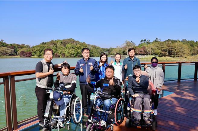 台南新化虎头埤风景区「虎埤泛月」环景生态游憩设施及露营区全新设施等工程，特别赶在春节前落成启用，市长黄伟哲19日视察开箱时，与现场民眾亲切互动及发放市集券。（观旅局提供／洪荣志台南传真）