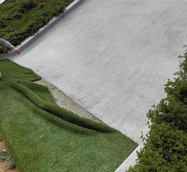 桃園市平鎮運動公園啟用後湧入大量人潮，部分遊戲設施破損甚至疑似產生裂縫，周邊交通混亂惹議，市府工務局說將盡速請廠商改善，並舉辦會勘解決交通問題。（王珮毓提供／呂筱蟬桃園傳真）