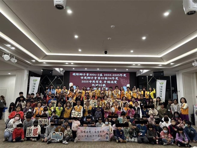 中英狮子会为传递年节温暖与爱心，今天举办围炉活动，特别招待北台中家扶中心50户182名亲子参与。（北台中家扶中心提供／李京升台中传真）