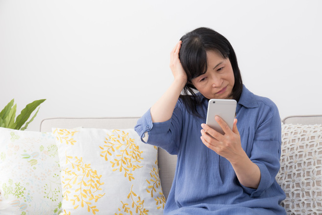 美国一名妈妈喜欢自拍打卡，未料一张合照竟救了儿子，让他逃过99年冤狱。（示意图：Shutterstock／达志）