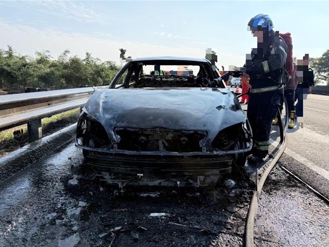 今(19日)下午2点多，一辆自小客行经国道1号北向252公里时起火燃烧，整辆车烧成废铁。(第四公路警察大队提供／吕妍庭嘉义传真)