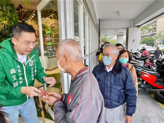 民进党高雄市党部主委黄文益（左）今（19）日在党部门口亲自发放赖清德总统及高雄市长陈其迈的1元福袋，现场吸引约300至400名民眾前来参加。（民进党高市党部提供）