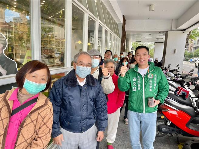 民进党高雄市党部主委黄文益（右）今（19）日在党部门口亲自发放赖清德总统及高雄市长陈其迈的1元福袋，现场吸引约300至400名民眾前来参加。（民进党高市党部提供）