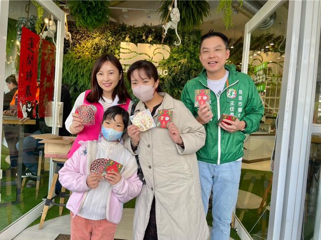 民进党高雄市党部主委黄文益（右）与高市议员李雅慧（左）共同发放新春福袋及春联。（民进党高市党部提供）