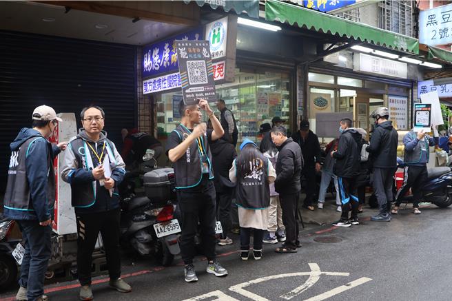 罢免团体发动罢免国民党籍立委，在街头办理连署活动。（民眾提供）