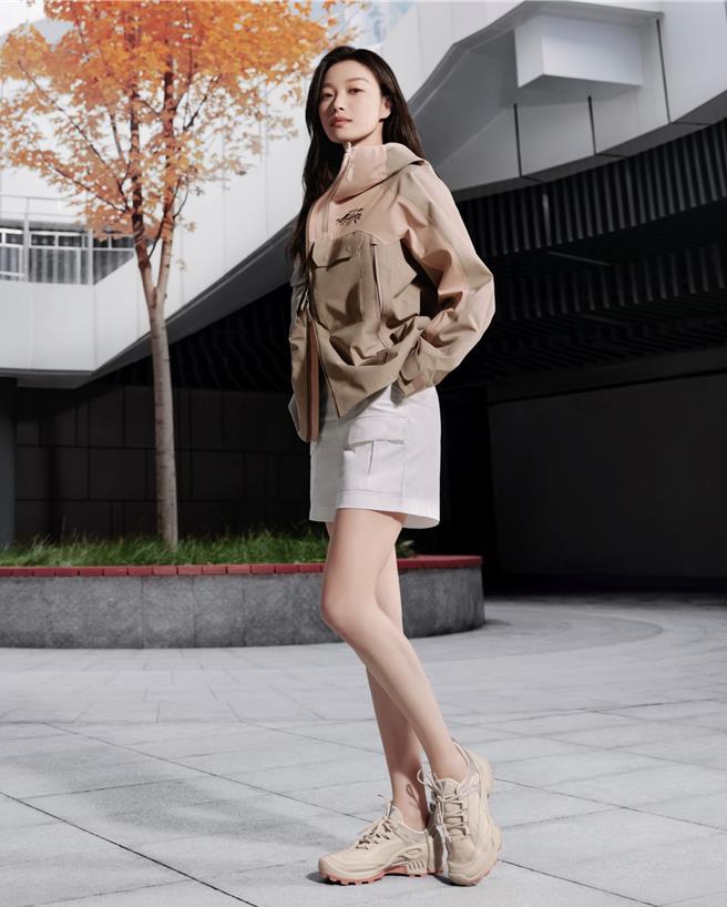 ECCO邀請大陸氣質女星倪妮演繹「BIOM C-TRAIL女鞋」石灰色／珊瑚粉，9980元。（ECCO提供／朱世凱台北傳真）