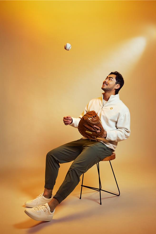 lululemon 2025新春限定系列邀請林家正演繹，「寬版剪裁搖粒絨半拉鍊式上衣 」5480元、「License to Train 短袖T恤」2280元、「ABC運動褲」4480元。（lululemon提供／朱世凱台北傳真）