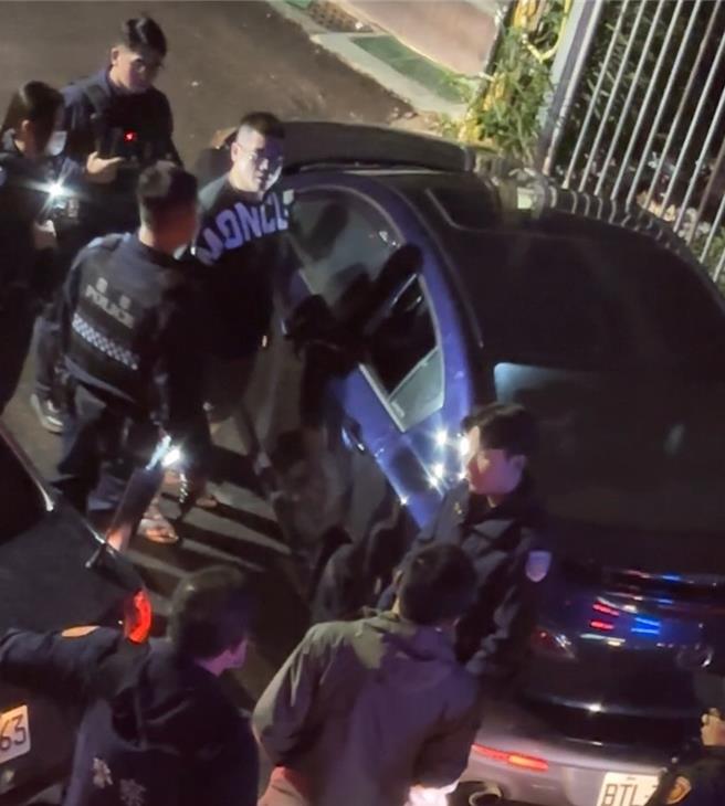 台南市黎姓男子（中後者）深夜載女友與前任男友談判，過程狂按喇叭擾民，引來警方關心，黎男還當場交付一把手槍。（擷自網路threads／程炳璋台南傳真）